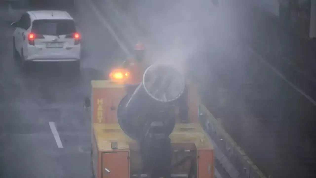 Jakarta Semprot Abu Vulkanik dengan Water Mist, Warga Diminta Lakukan 5M