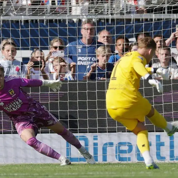 Kiper Telstar Ronald Koeman Jr Cetak Sejarah dengan Dua Gol Penalti di Eredivisie