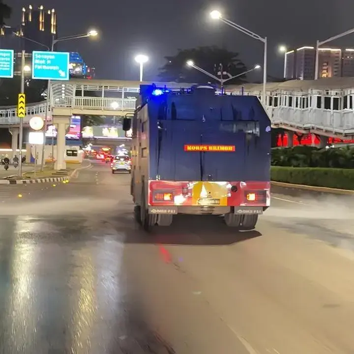 Polda Metro Jaya Gunakan Water Cannon Atasi Sebaran Abu Gunung Anak Krakatau
