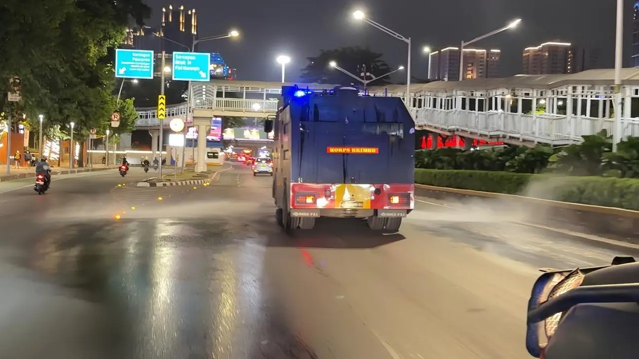 Polda Metro Jaya Gunakan Water Cannon Atasi Sebaran Abu Gunung Anak Krakatau
