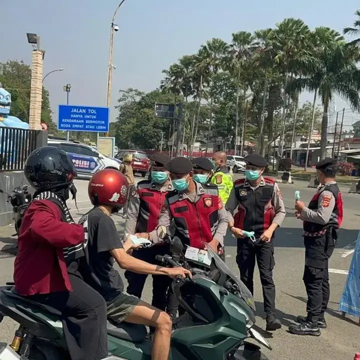 Polisi Bogor Bagikan Masker Antisipasi Dampak Abu Vulkanik Anak Krakatau