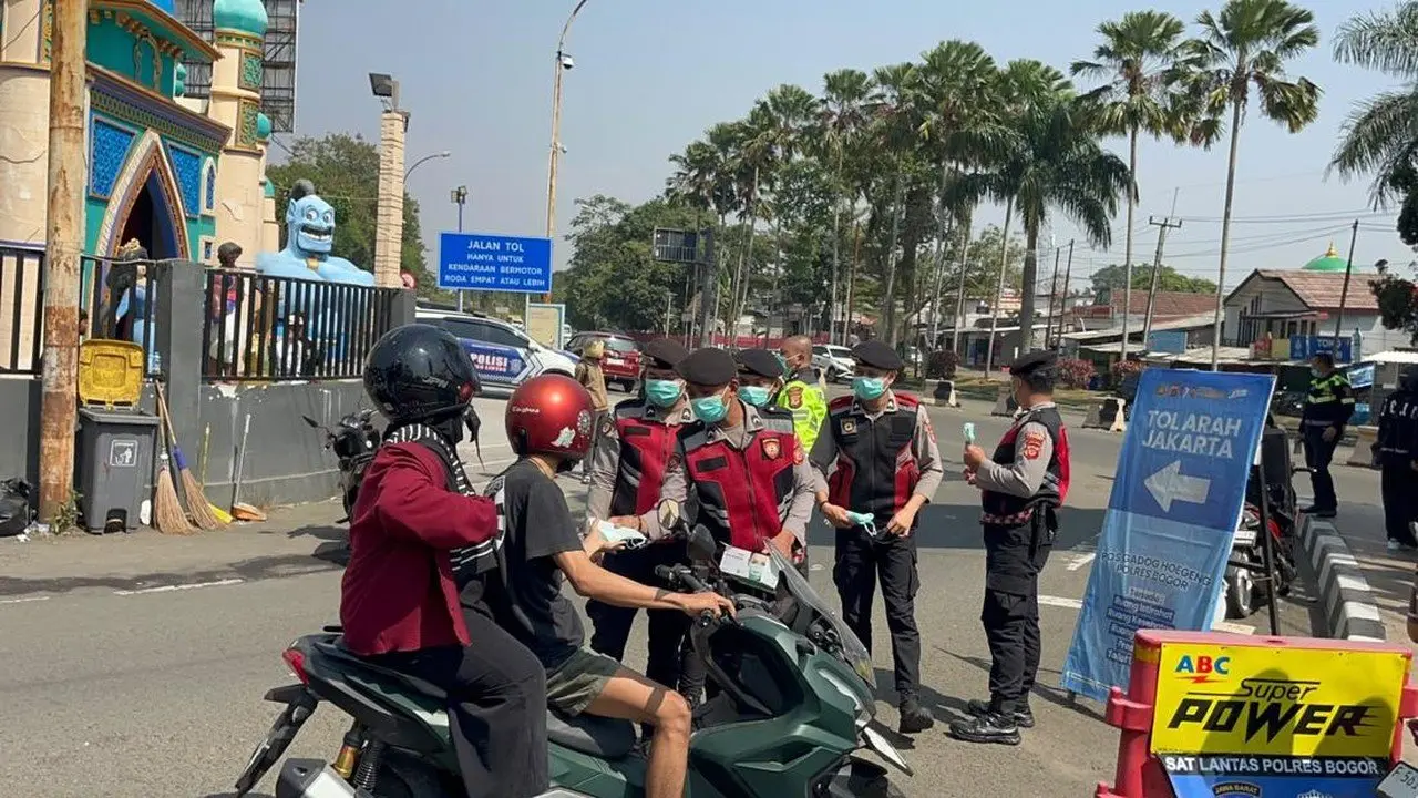 Polisi Bogor Bagikan Masker Antisipasi Dampak Abu Vulkanik Anak Krakatau