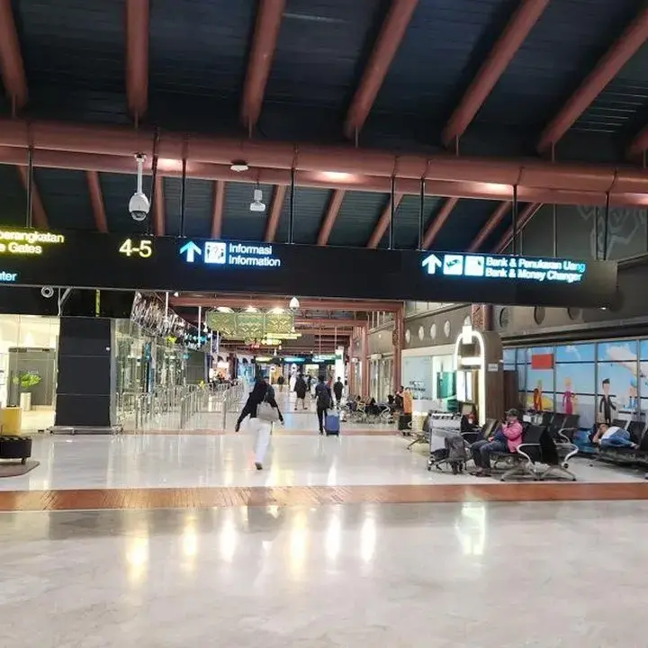 Ribuan Penumpang Tertahan di Bandara Soekarno-Hatta Akibat Abu Vulkanik Gunung Anak Krakatau