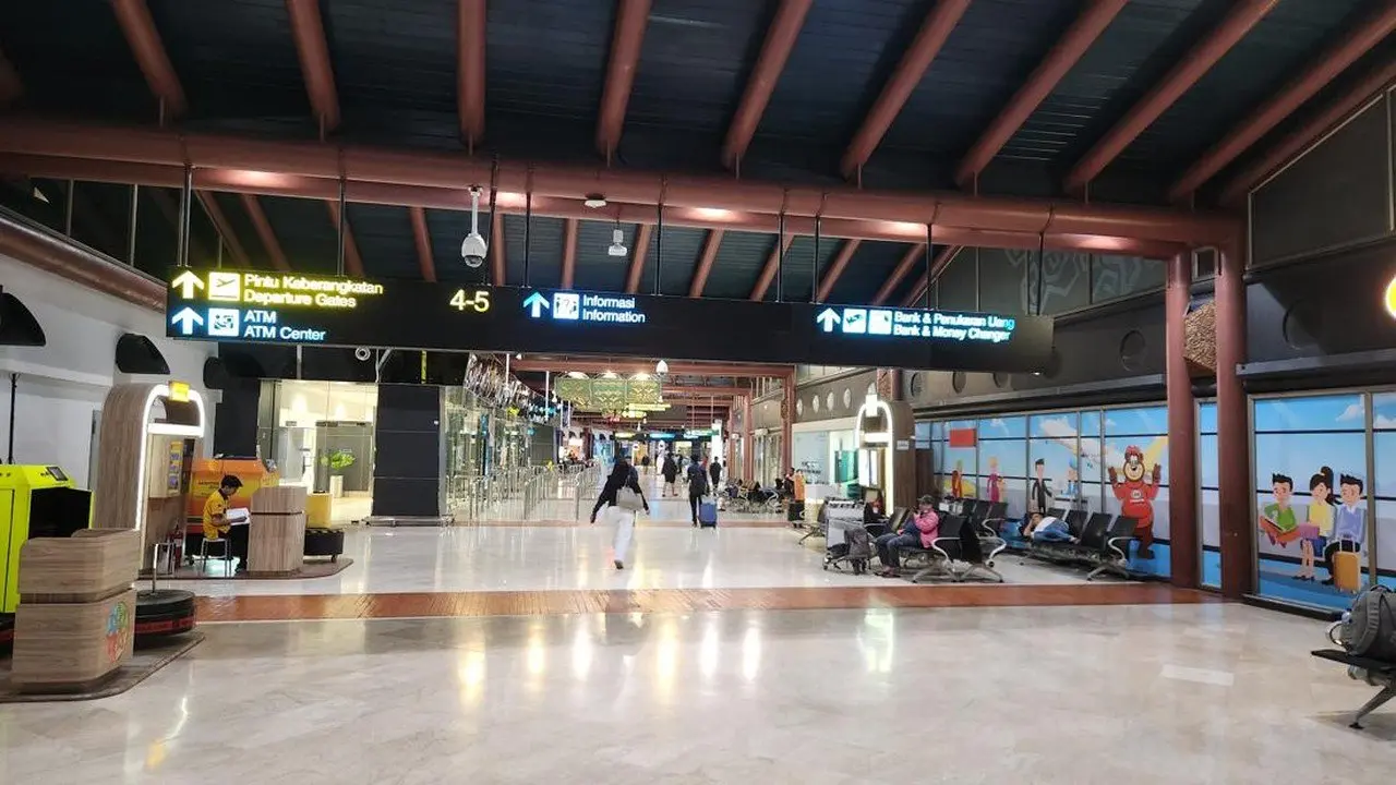 Ribuan Penumpang Tertahan di Bandara Soekarno-Hatta Akibat Abu Vulkanik Gunung Anak Krakatau