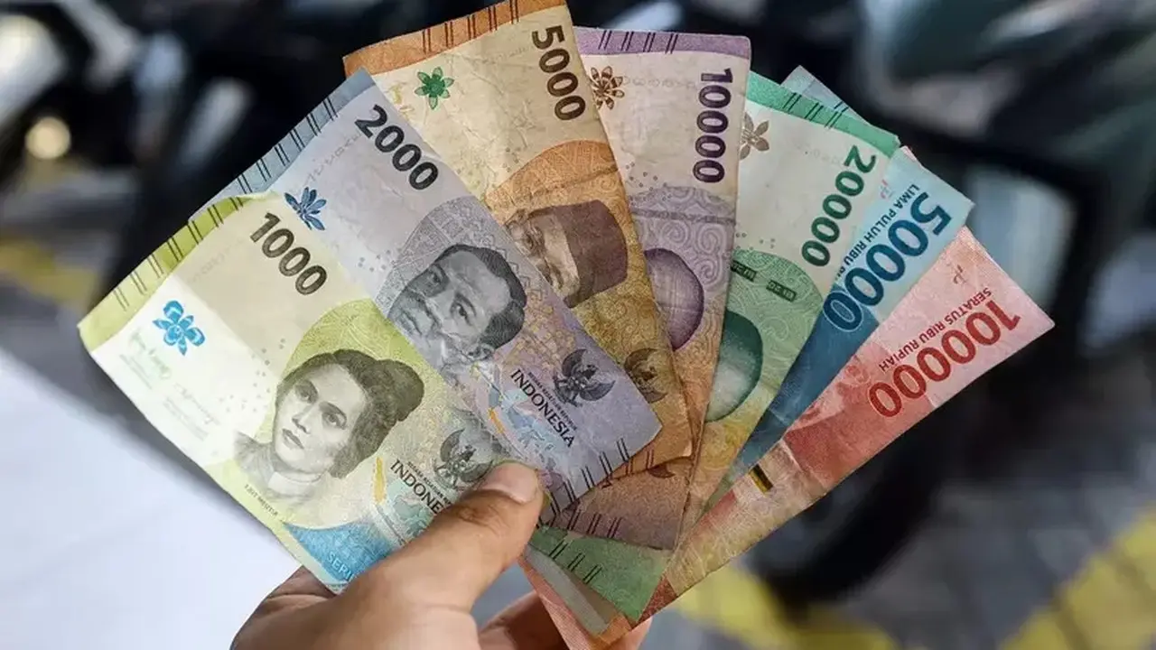 Rupiah Melemah di Awal Pekan, Pasar Cermati Sinyal Kenaikan Suku Bunga The Fed