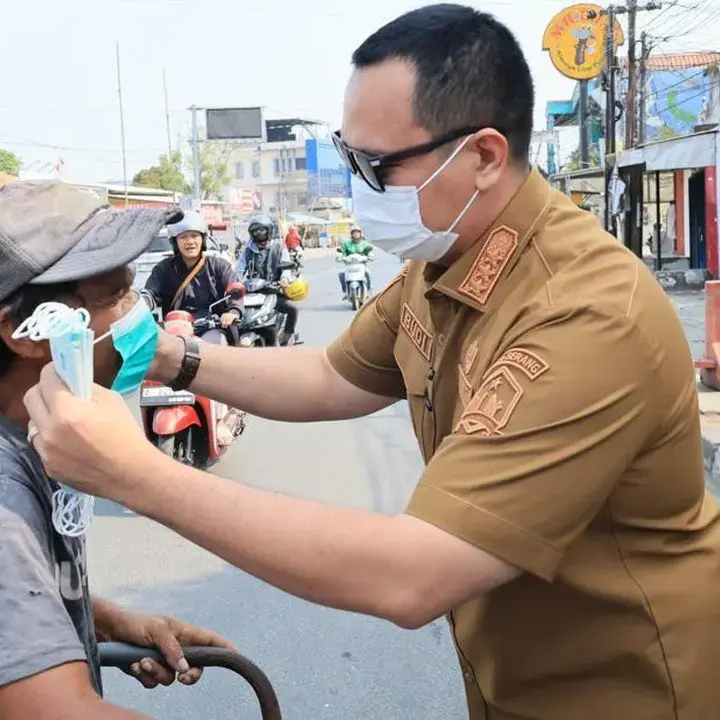 Stok Masker di Kota Serang Menipis Akibat Hujan Abu Gunung Anak Krakatau