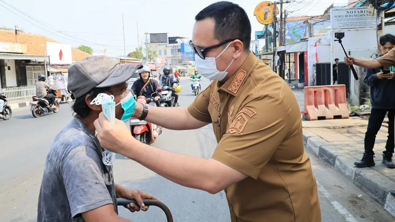 Stok Masker di Kota Serang Menipis Akibat Hujan Abu Gunung Anak Krakatau