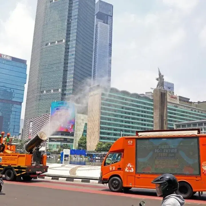 Udara Jakarta Membaik Pasca Abu Vulkanik Anak Krakatau, DLH DKI Lakukan Penyiraman