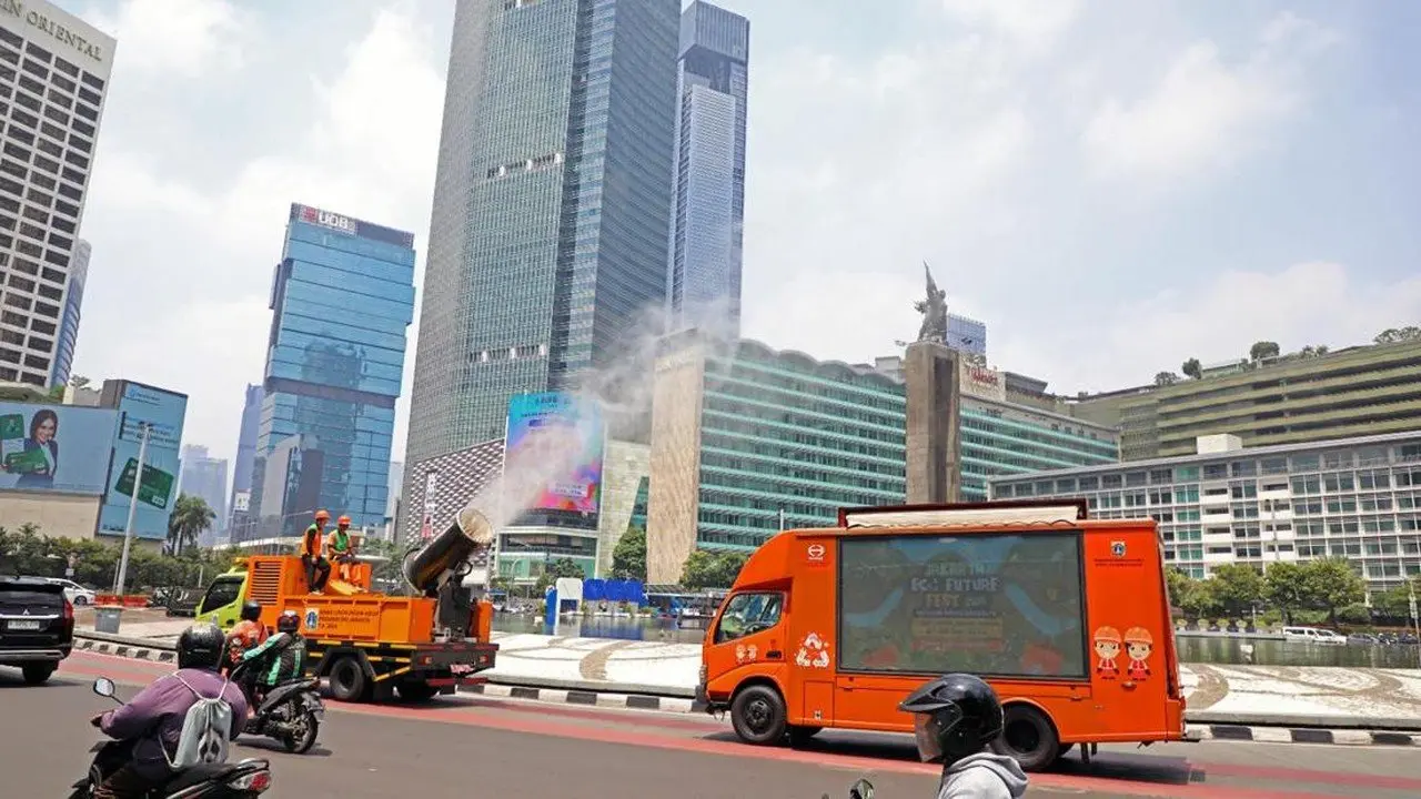 Udara Jakarta Membaik Pasca Abu Vulkanik Anak Krakatau, DLH DKI Lakukan Penyiraman
