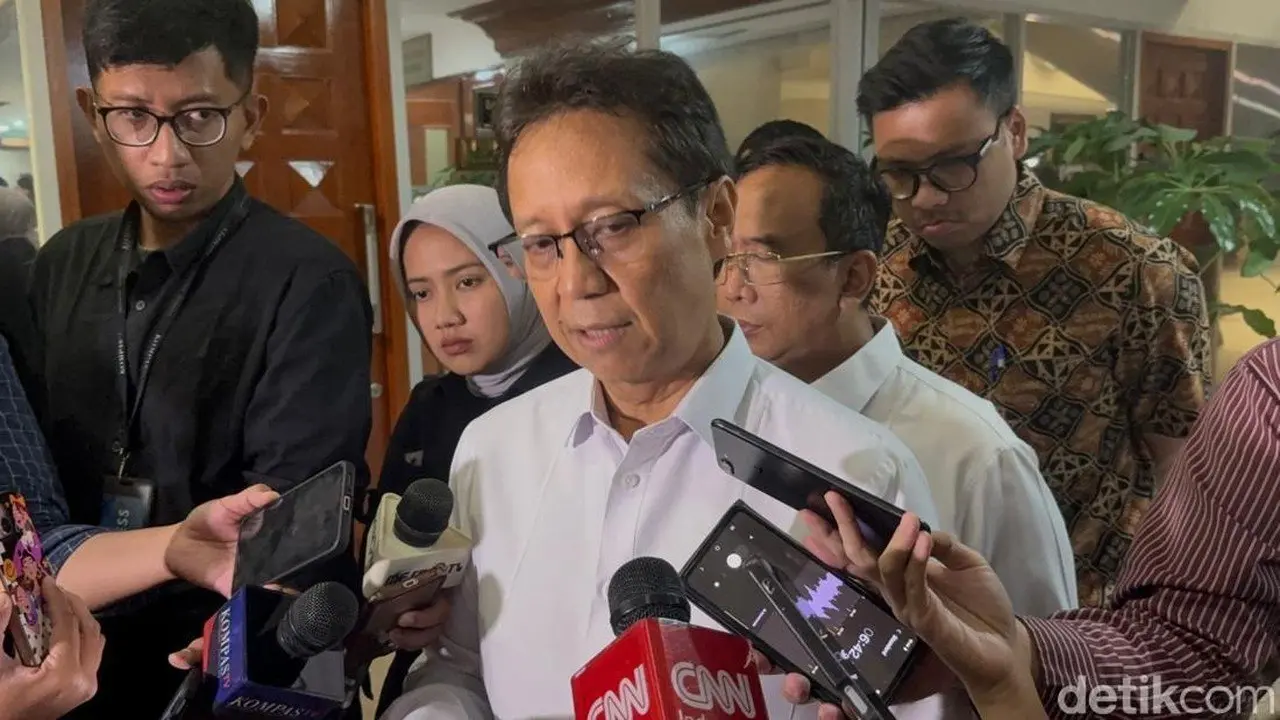 Waspada Abu Anak Krakatau: Menkes Ingatkan Dampak ke Pernapasan, Mata, dan Kulit